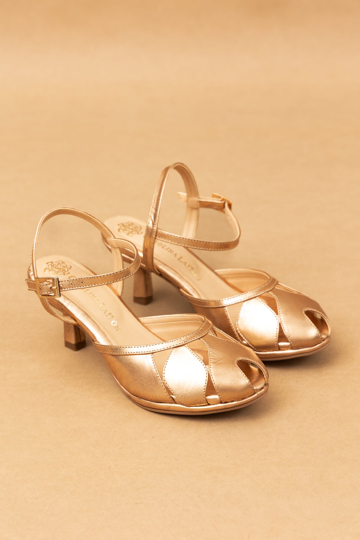 Sandalia Claire- Cuero Oro - Tacón 5.5 cm- Carolina Laiton