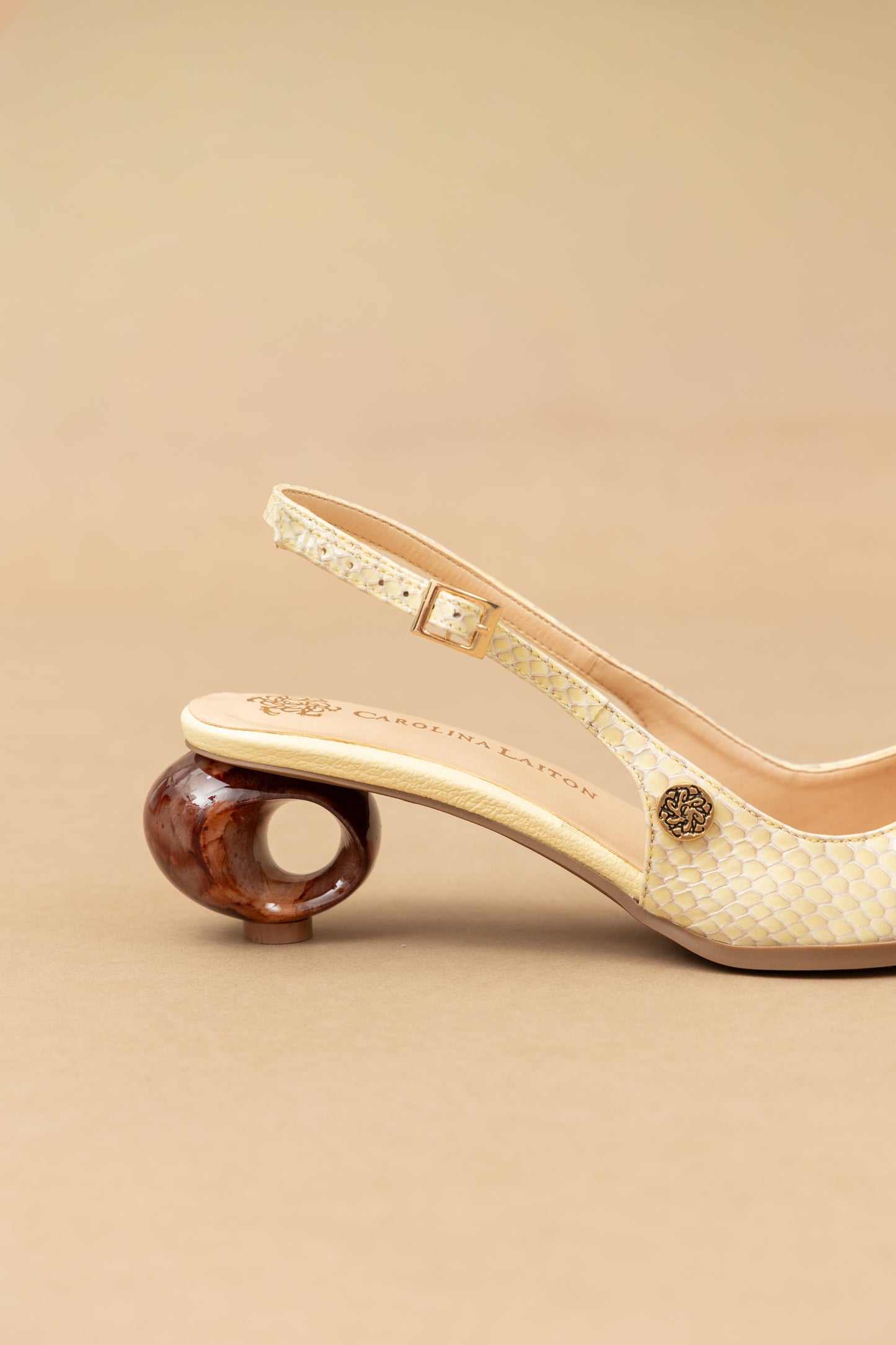 Stiletto Zara - Cuero charol Serpiente Beige -Tacón 3.5 cms - Carolina Laiton