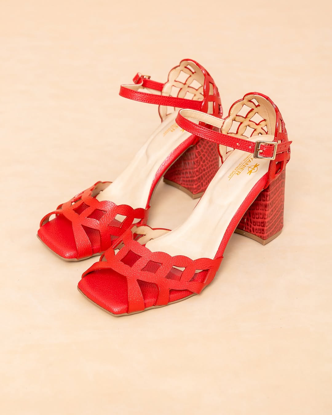 Sandalia Kaia - Cuero Rojo - Tacon 7.5 cm - Carolina Laiton