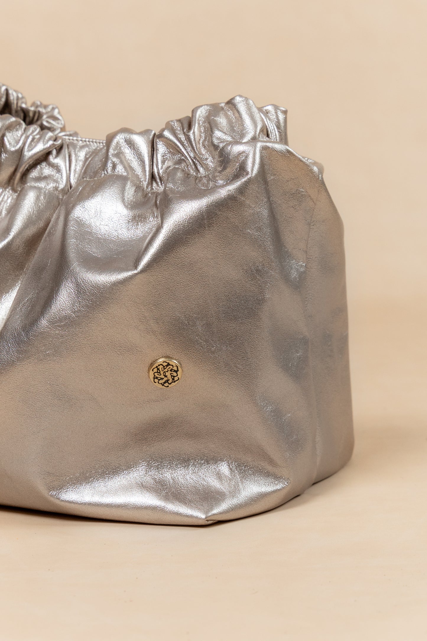 Bolso Sofi en Cuero Plata - Carolina Laiton