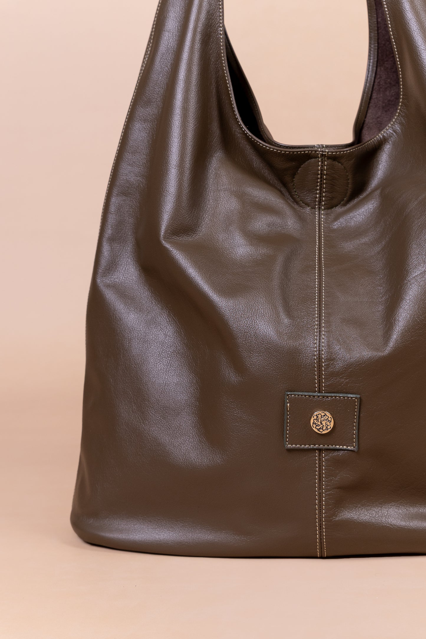 Bolso Amara en Cuero verde militar - Carolina Laiton
