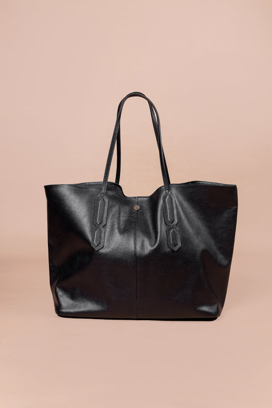 Bolso tótem  en Cuero Negro - Carolina Laiton