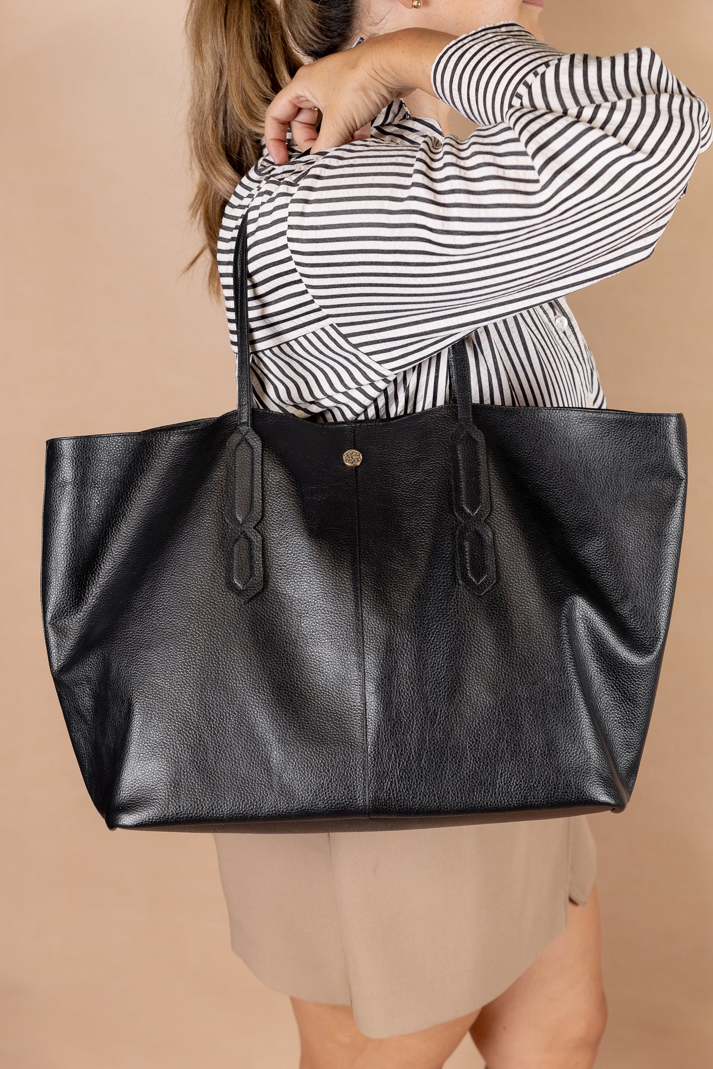 Bolso tótem  en Cuero Negro - Carolina Laiton