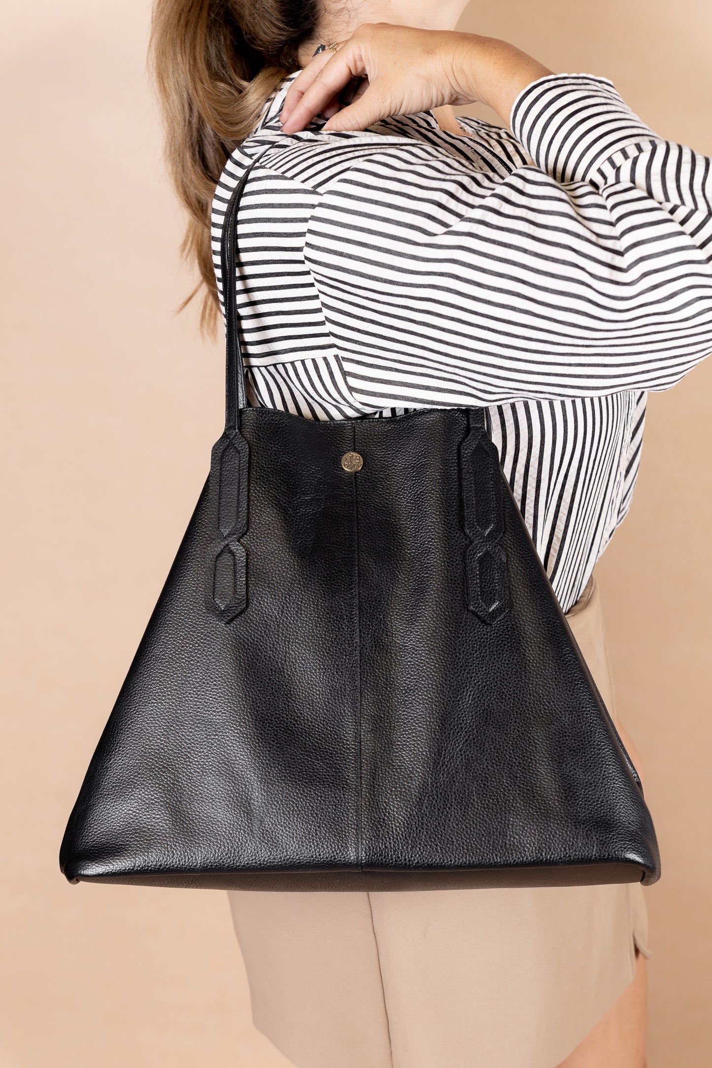 Bolso tótem  en Cuero Negro - Carolina Laiton