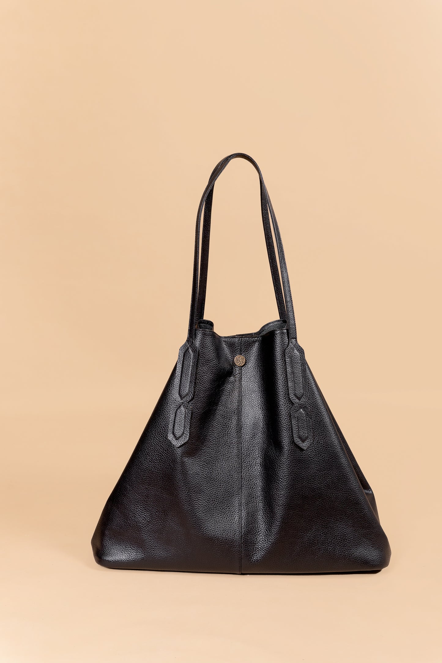 Bolso tótem  en Cuero Negro - Carolina Laiton