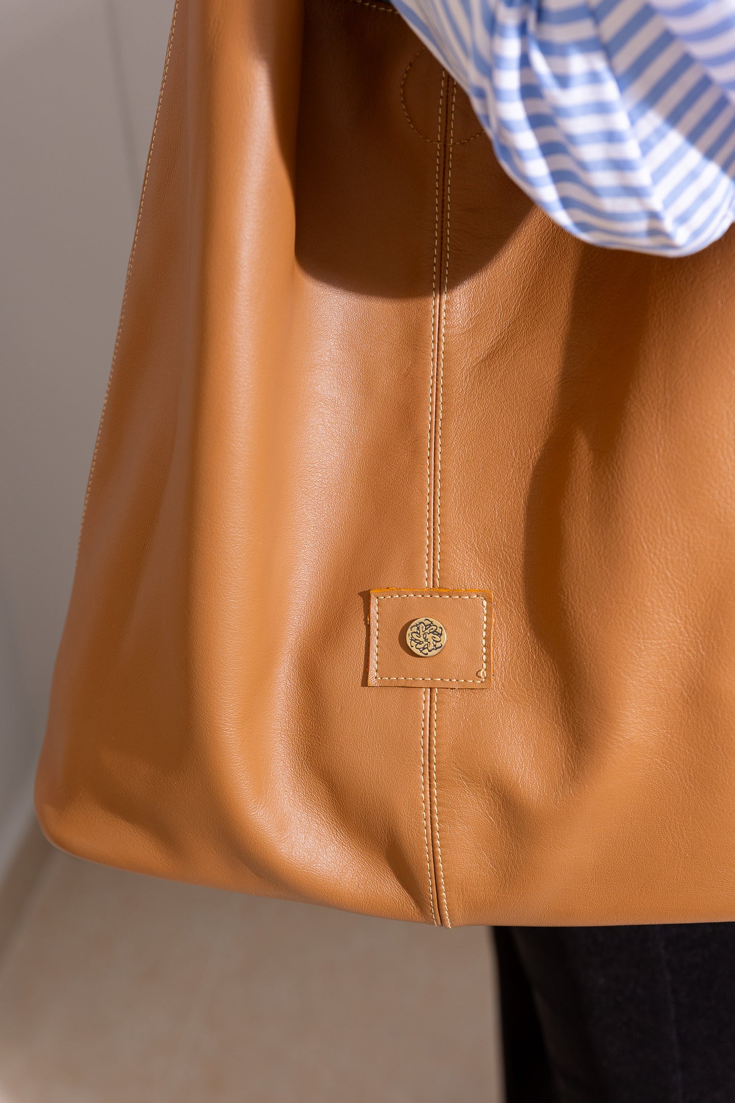 Bolso Amara en Cuero Miel - Carolina Laiton