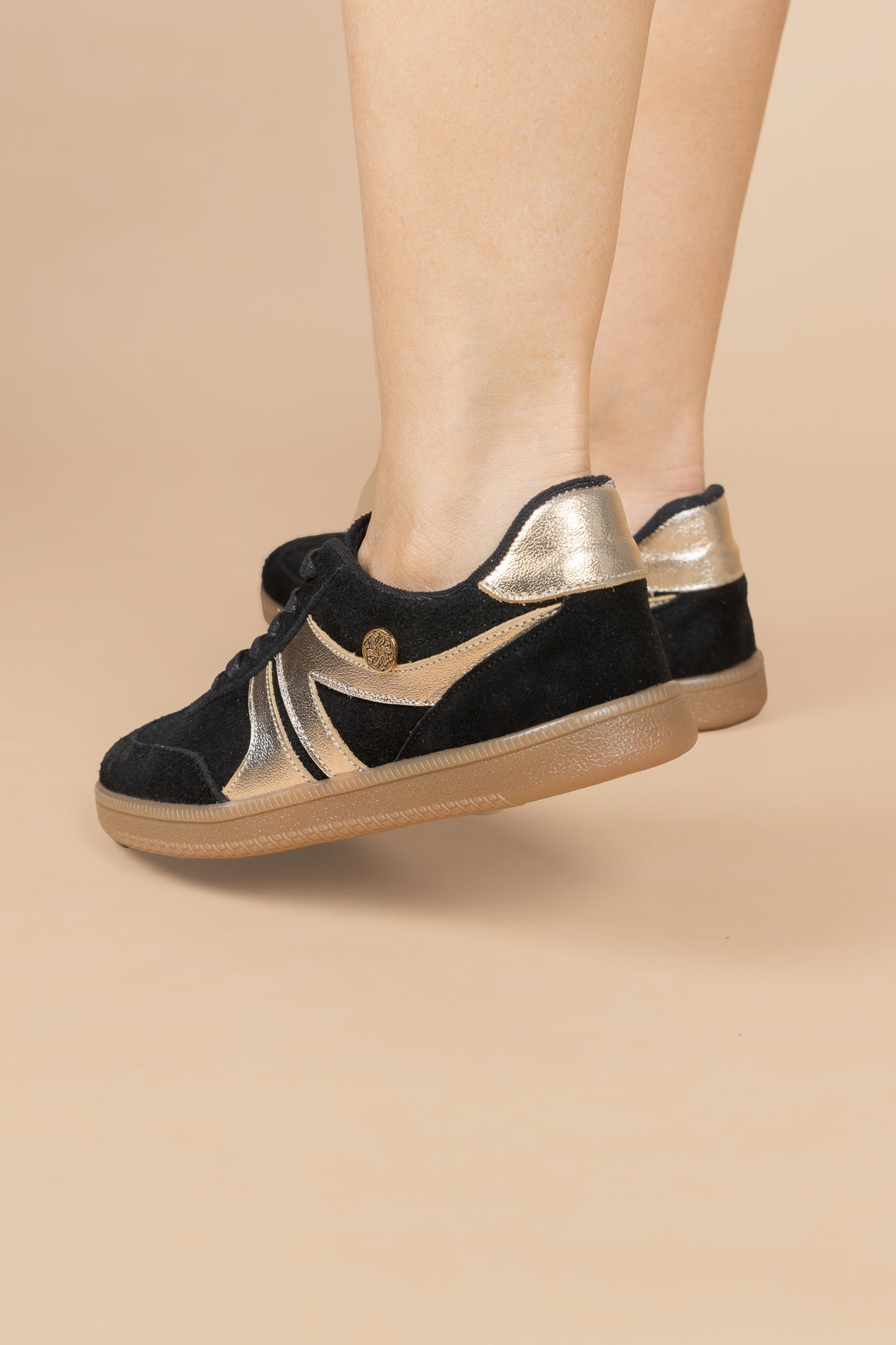 Tenis Kira Cuero Negro x Dorado - Carolina Laiton