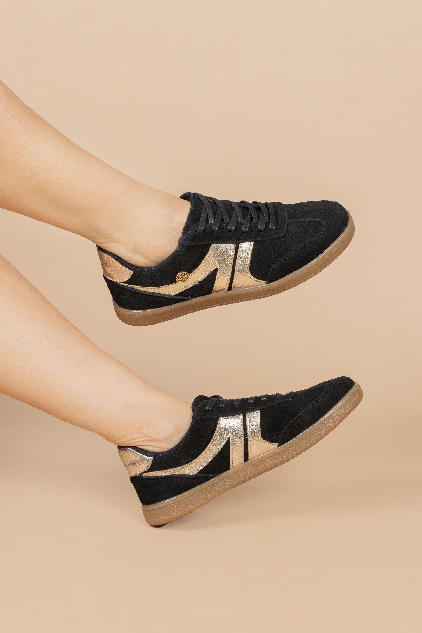 Tenis Kira Cuero Negro x Dorado - Carolina Laiton