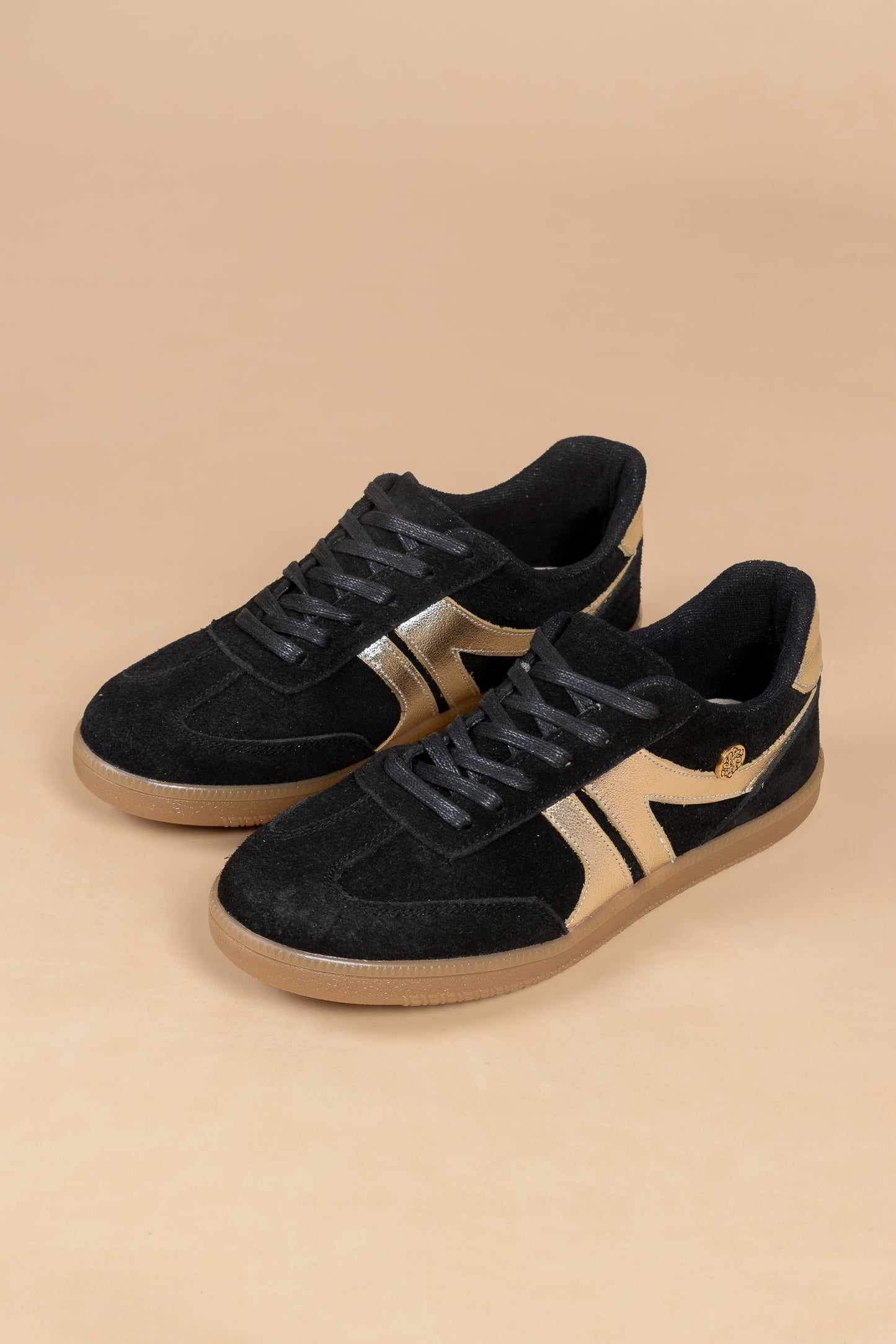 Tenis Kira Cuero Negro x Dorado - Carolina Laiton