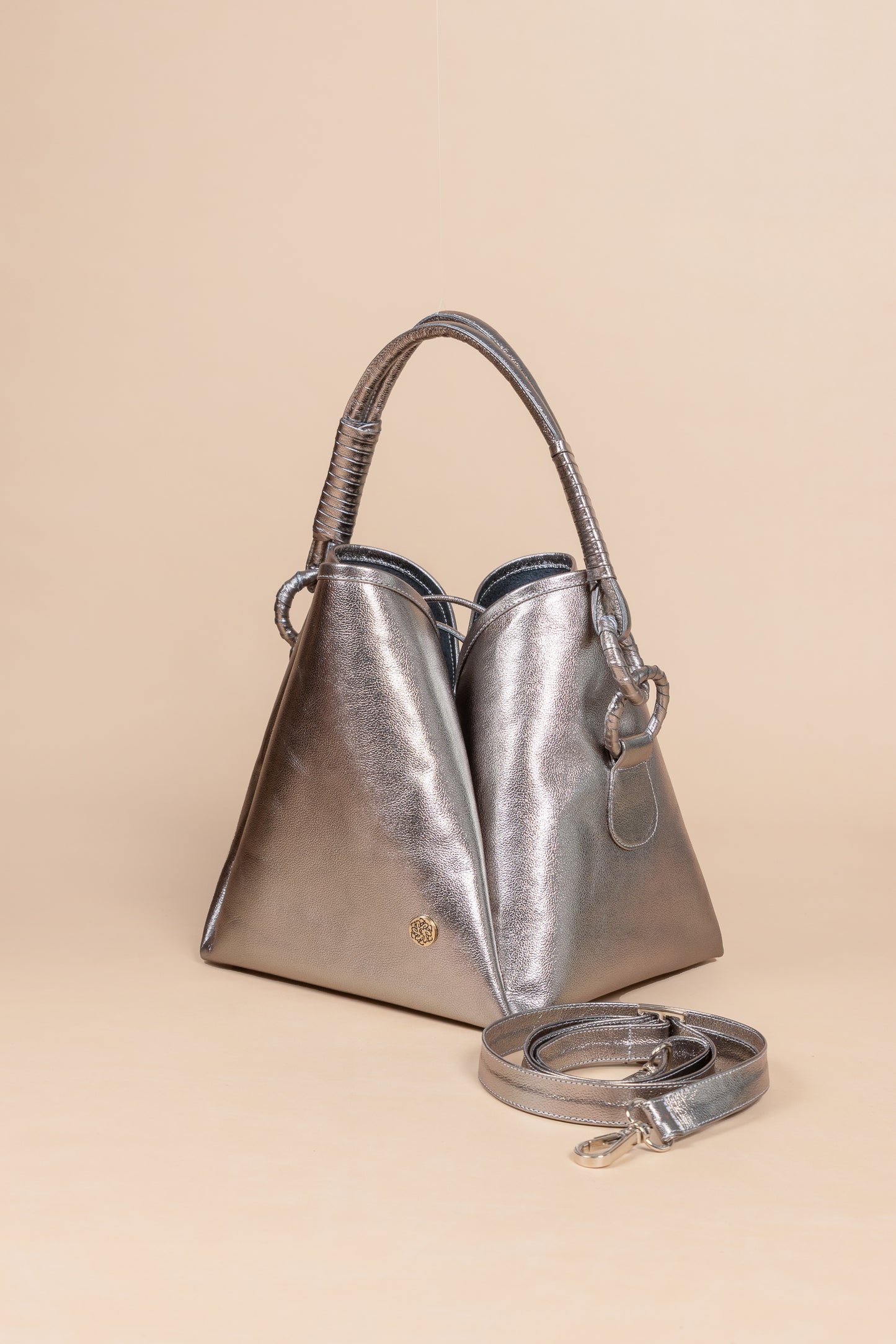 Bolso flower -Cuero Plomo- Carolina Laiton