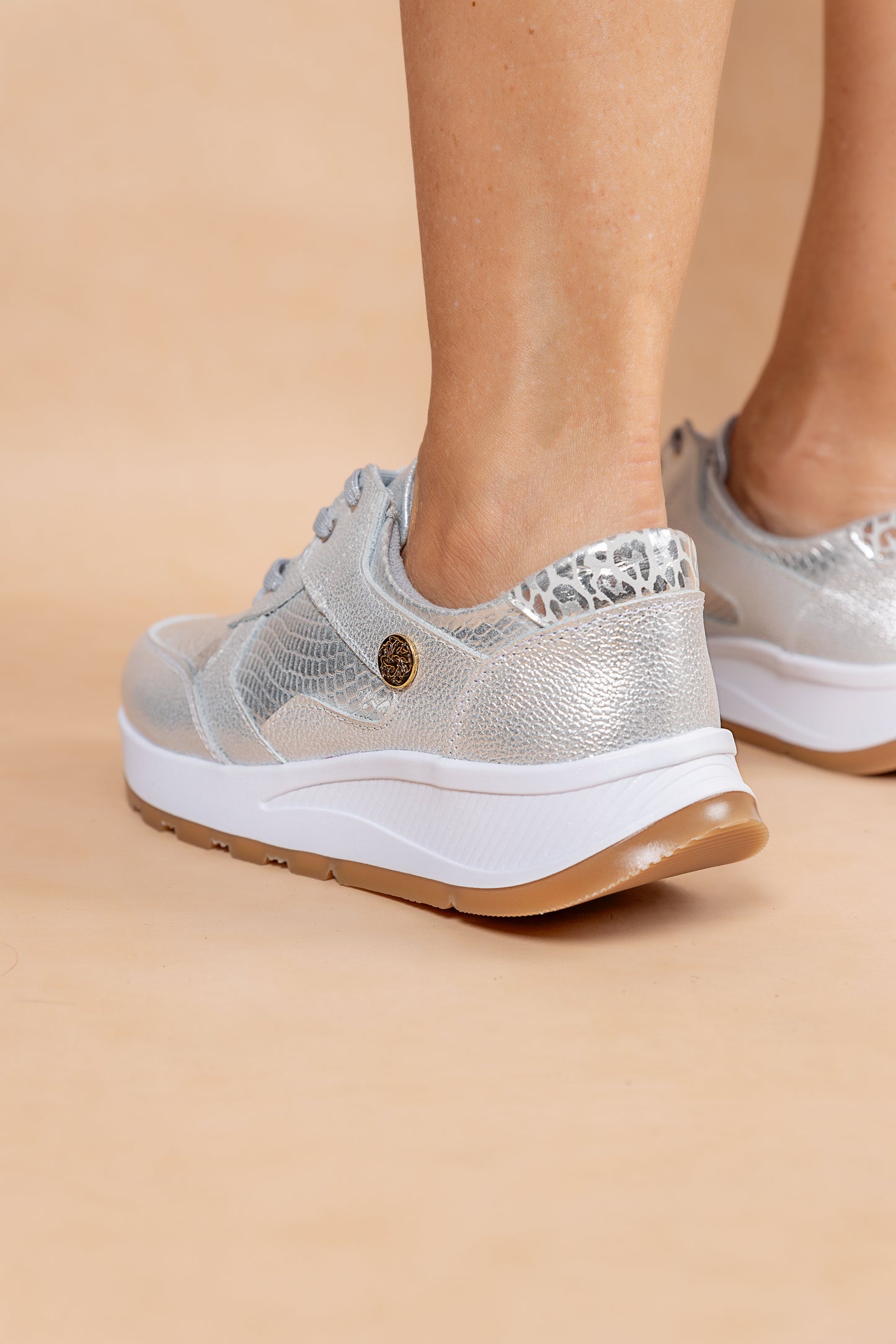 Tenis Amelia Cuero Plateado - Carolina Laiton