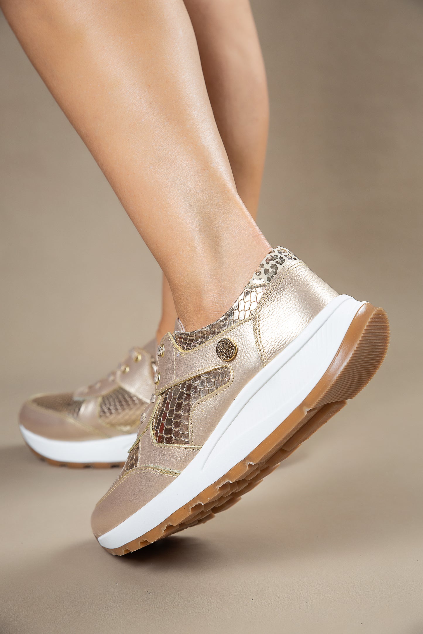 Tenis Amelia Cuero Dorado - Carolina Laiton