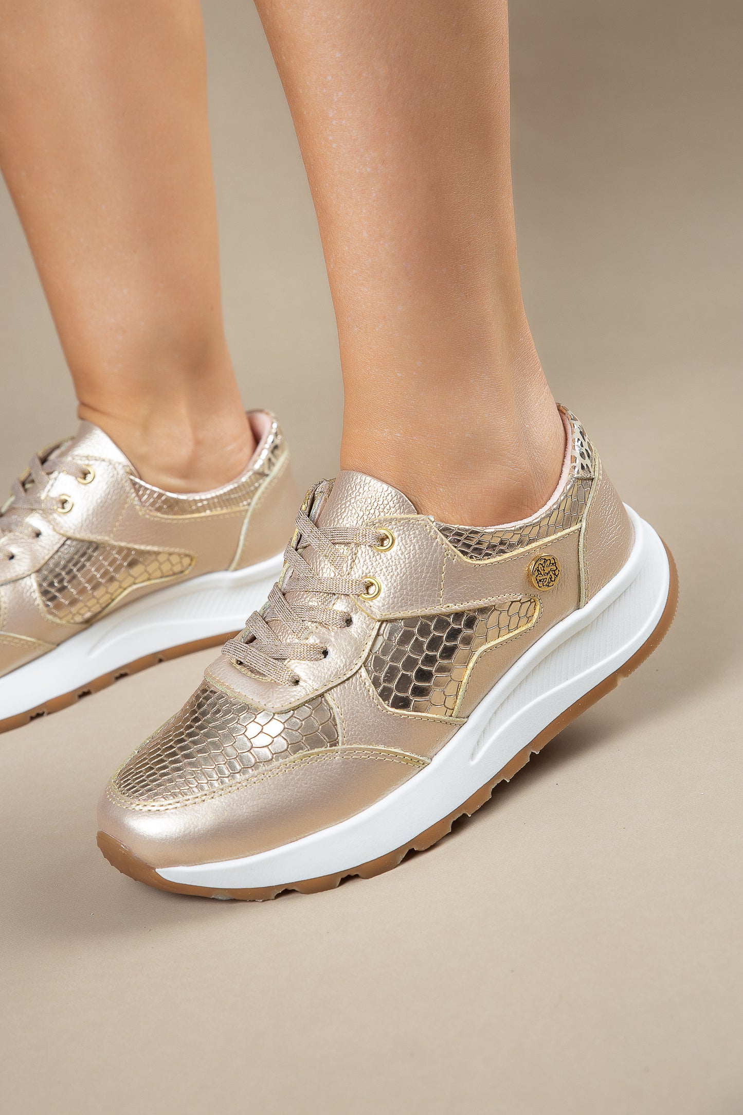 Tenis Amelia Cuero Dorado - Carolina Laiton