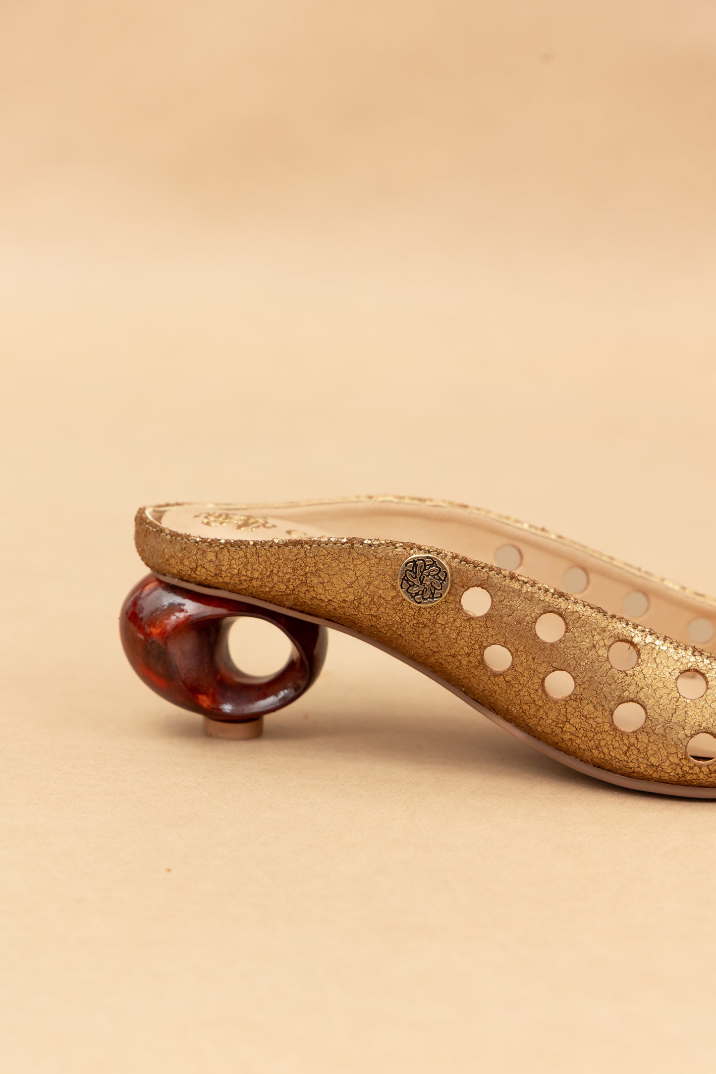 Stiletto Cindy - Cuero Oro Envejecido -Tacón 3.5 cms - Carolina Laiton