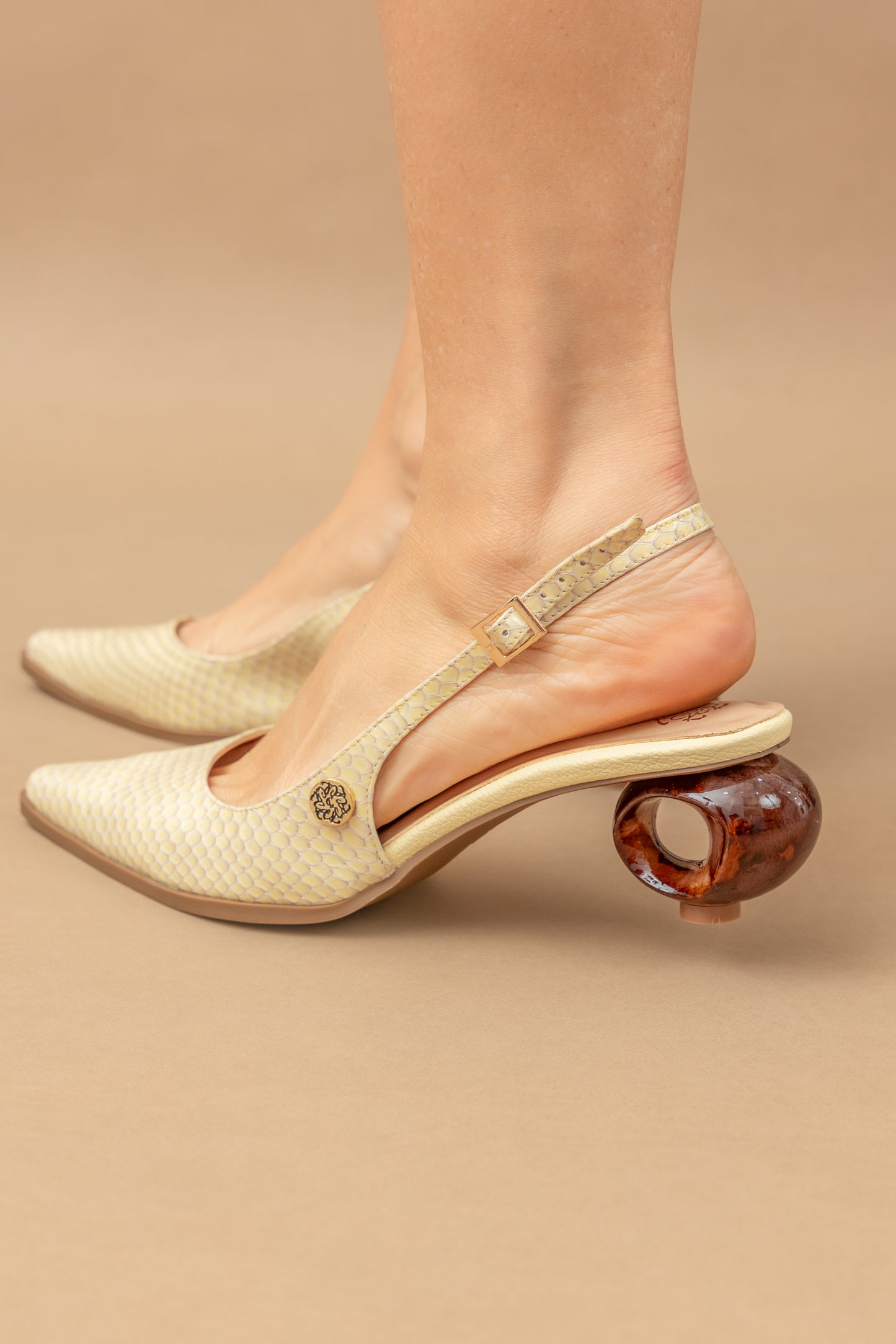 Stiletto Zara - Cuero charol  Serpiente Beige -Tacón 3.5 cms - Carolina Laiton