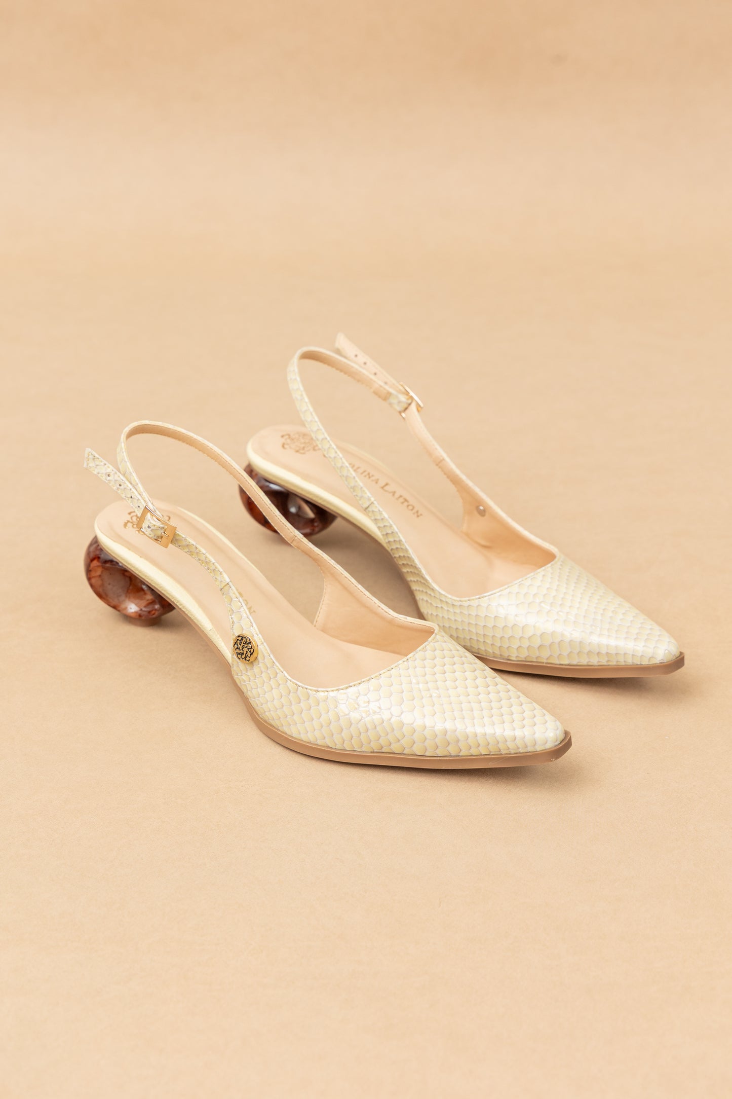 Stiletto Zara - Cuero charol  Serpiente Beige -Tacón 3.5 cms - Carolina Laiton