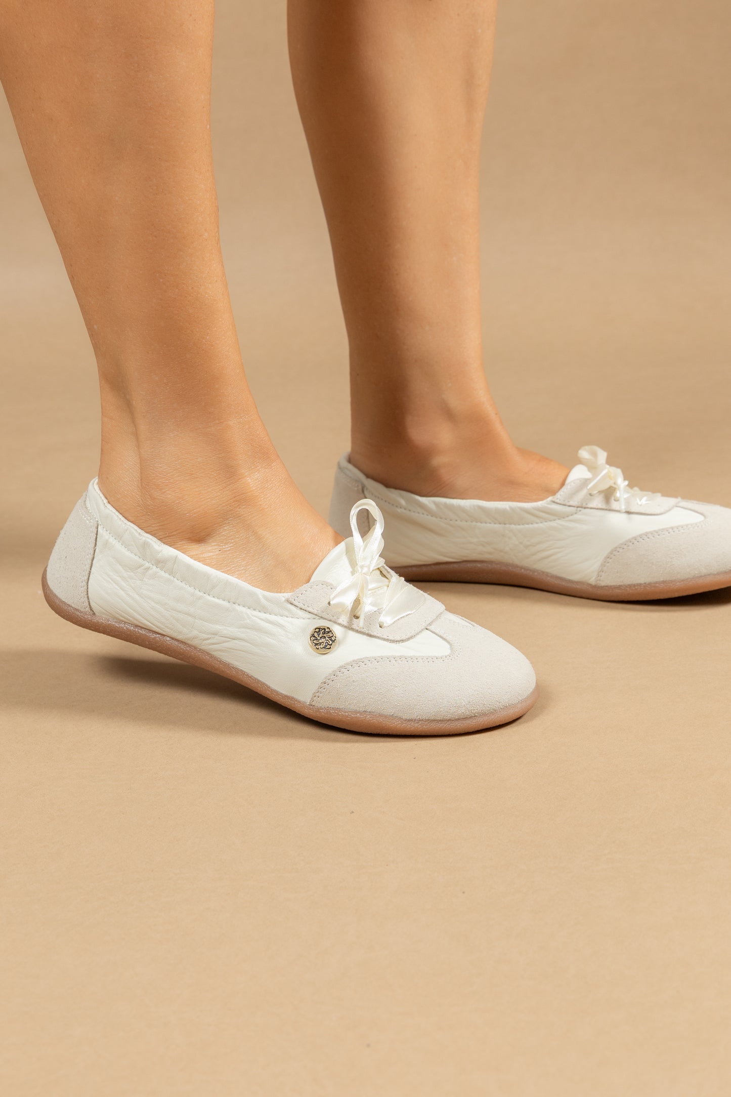 Tenis Baleta Veronica Cuero Beige- Carolina Laiton