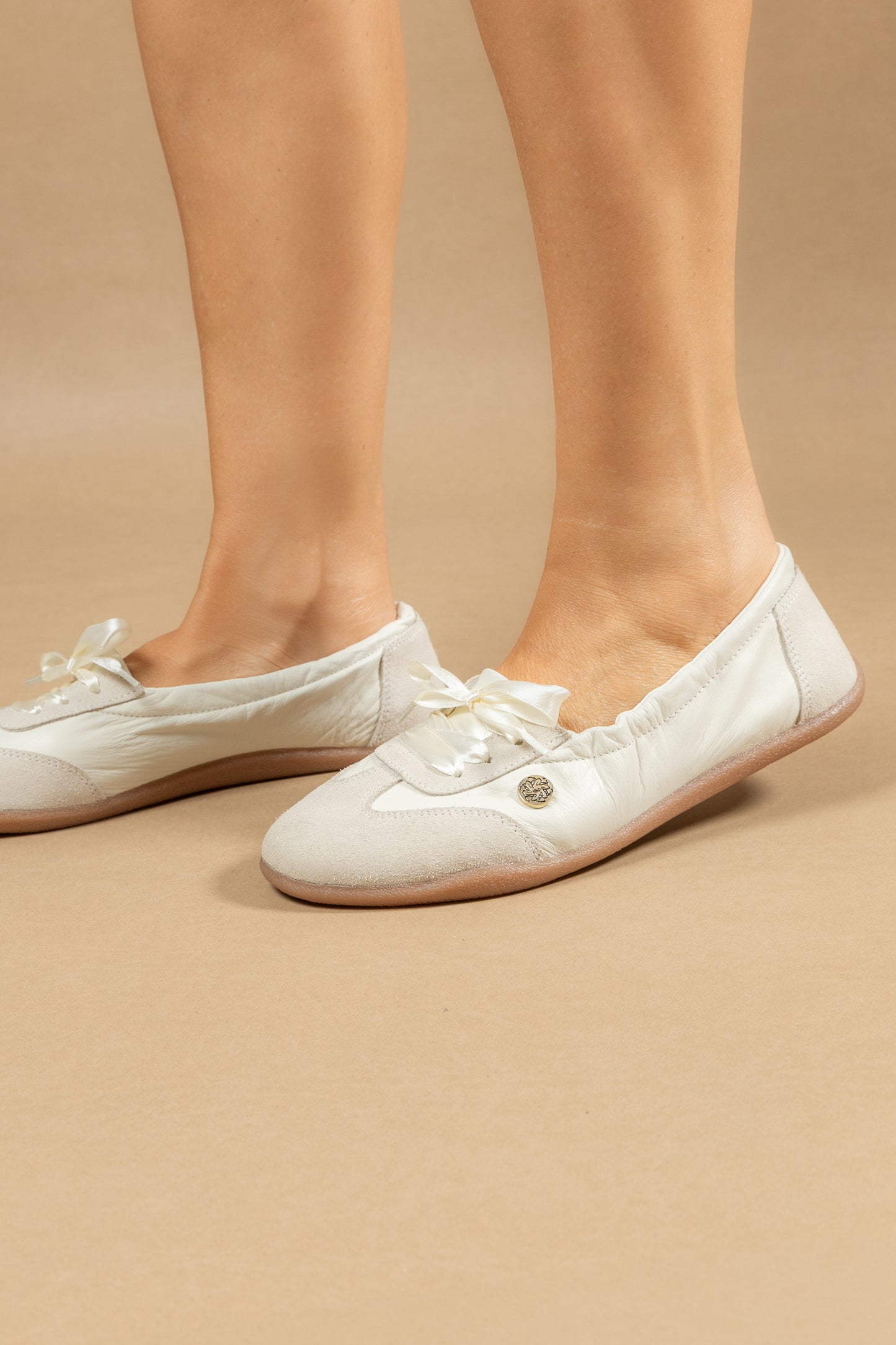Tenis Baleta Veronica Cuero Beige- Carolina Laiton