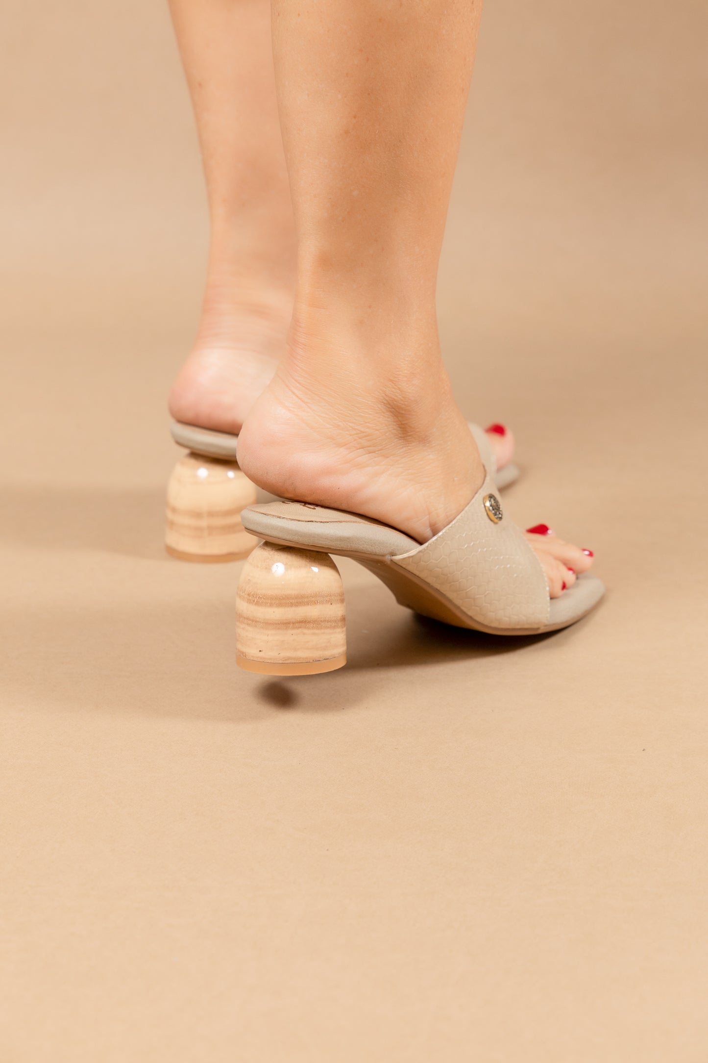 Sandalia Eleonor - Cuero Beige- Tacon 5.5 cm - Carolina Laiton