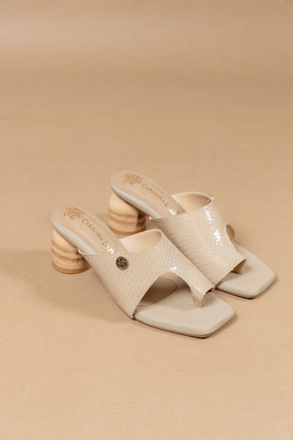 Sandalia Eleonor - Cuero Beige- Tacon 5.5 cm - Carolina Laiton