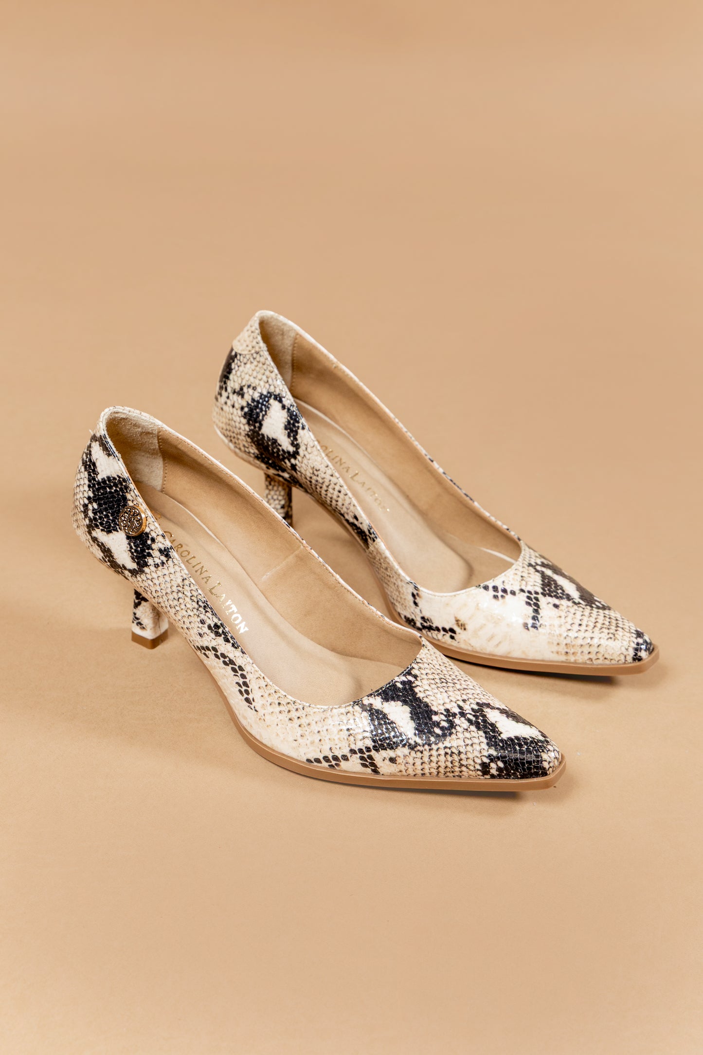 Stiletto Alessia - Cuero Italiano Pitón Beige -Tacón 5.5 cms - Carolina Laiton