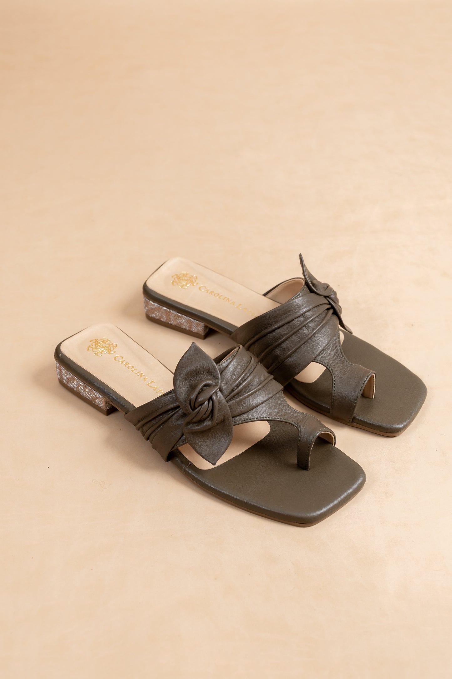 Sandalia Plana Lau Cuero Cafe - tacon 1.5 Carolina - Laiton