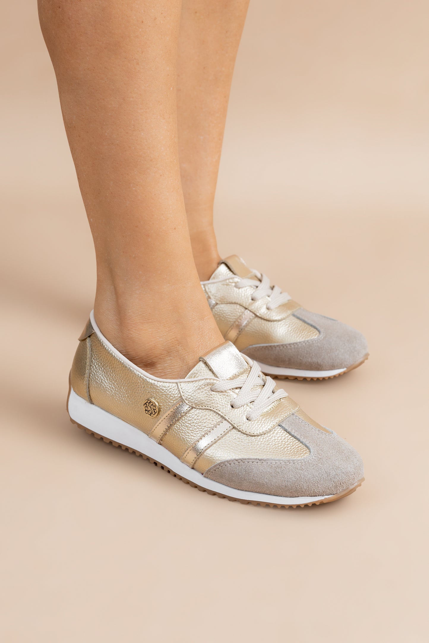 Tenis Sari Cuero Champaña- Carolina Laiton