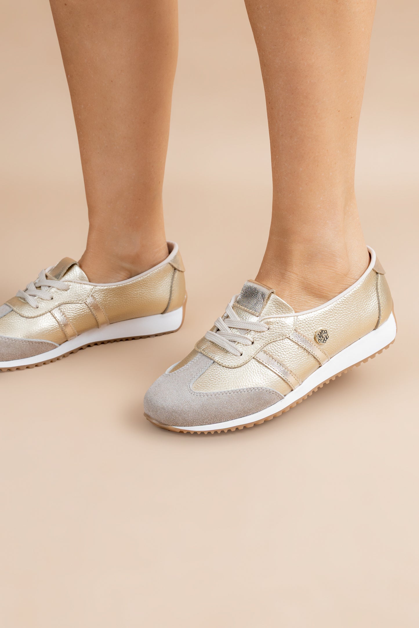 Tenis Sari Cuero Champaña- Carolina Laiton