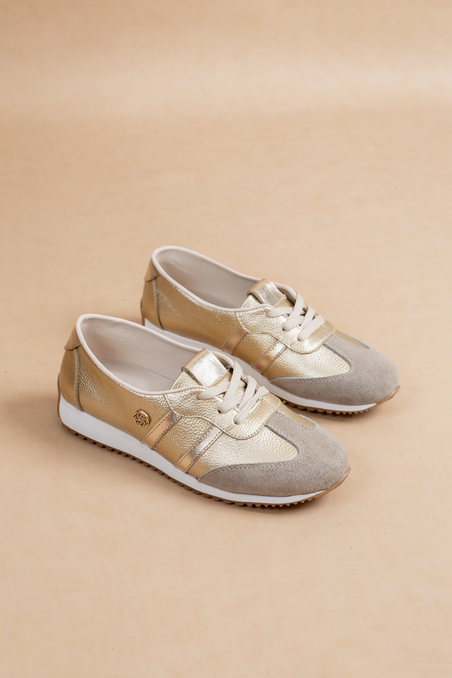 Tenis Sari Cuero Champaña- Carolina Laiton