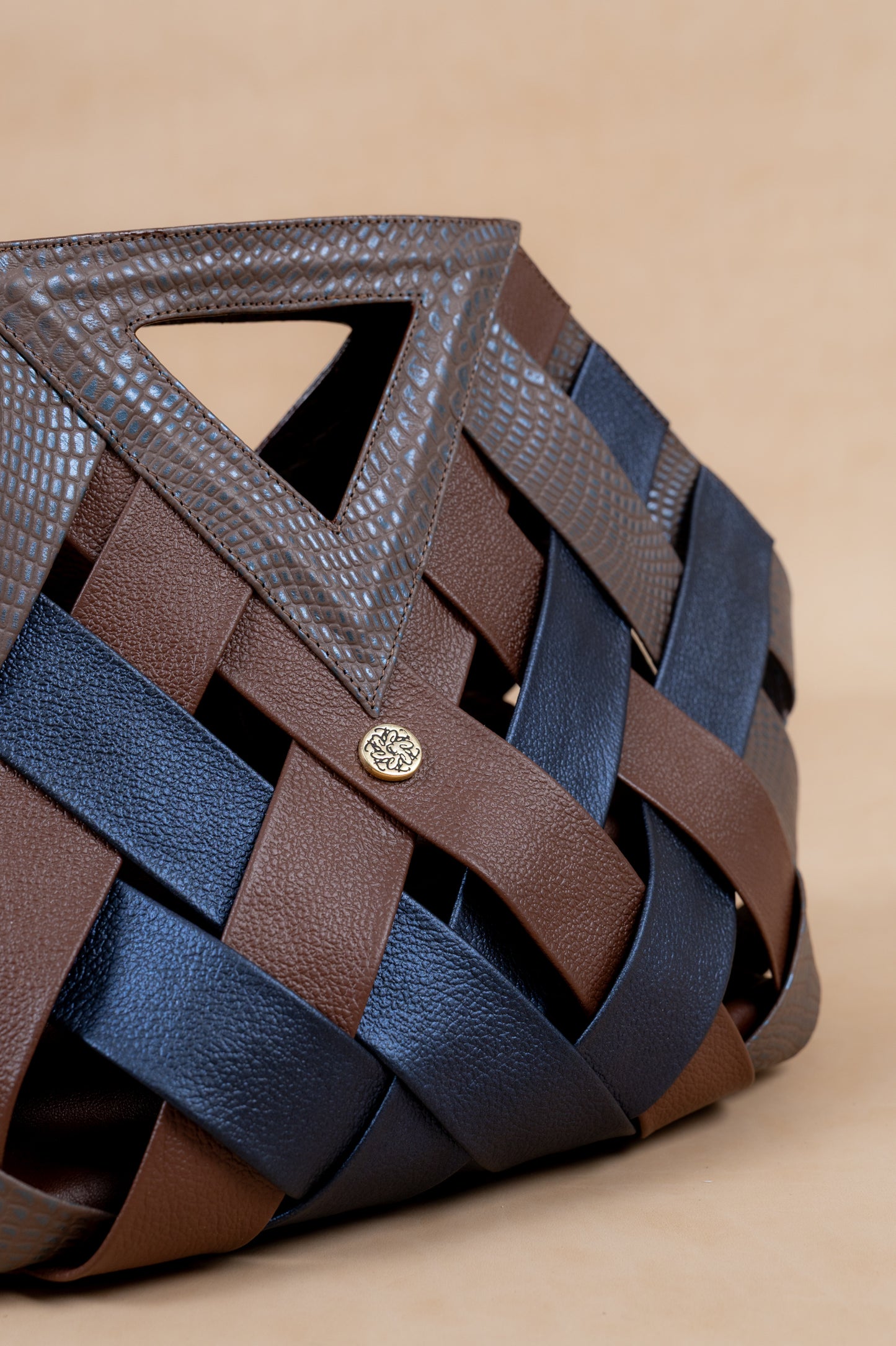 Bolso trazos - Cuero Cafe  - Carolina Laiton