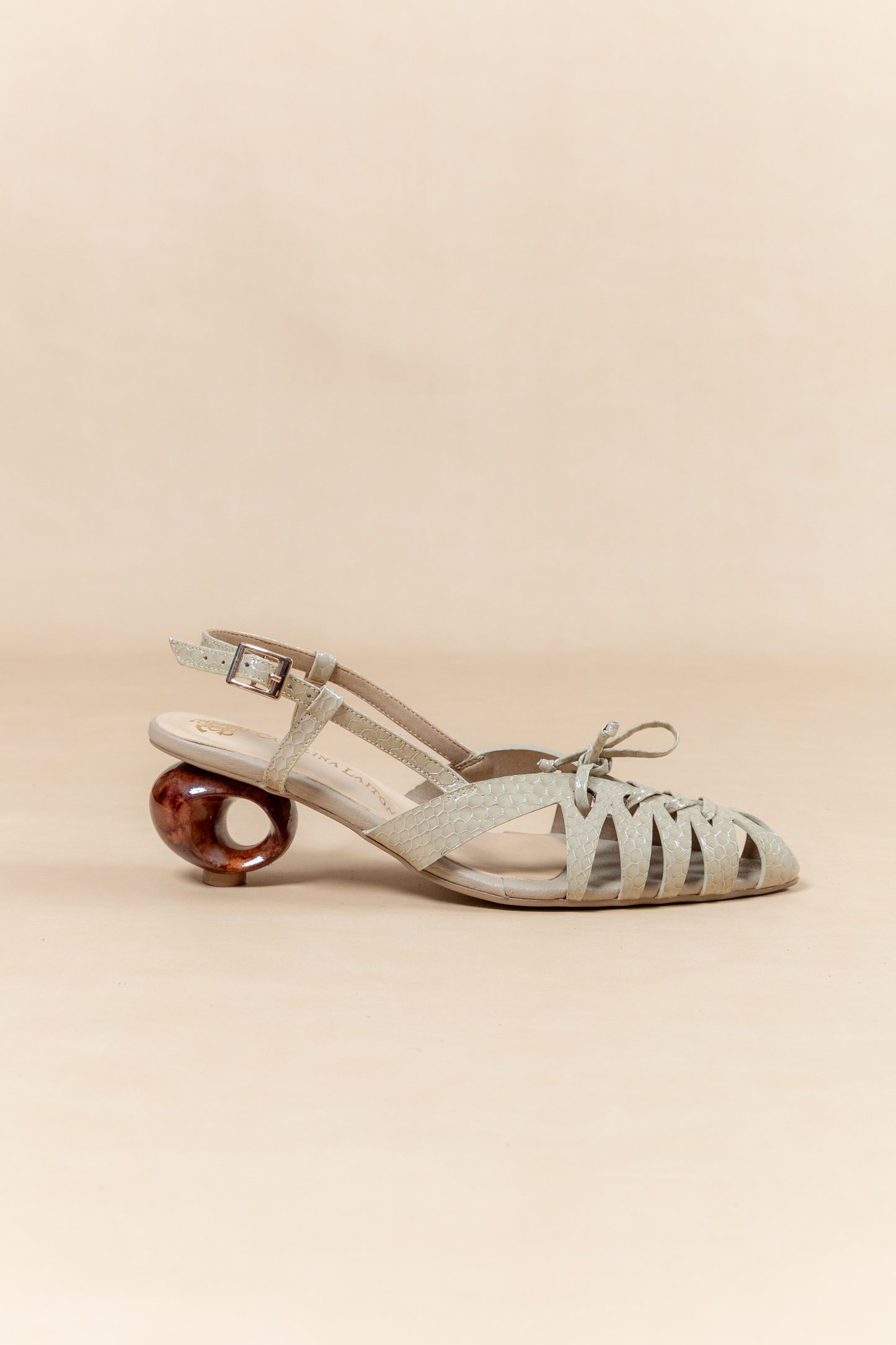 Stiletto Camila - Cuero Charol Beige -Tacón 3.5 cms - Carolina Laiton