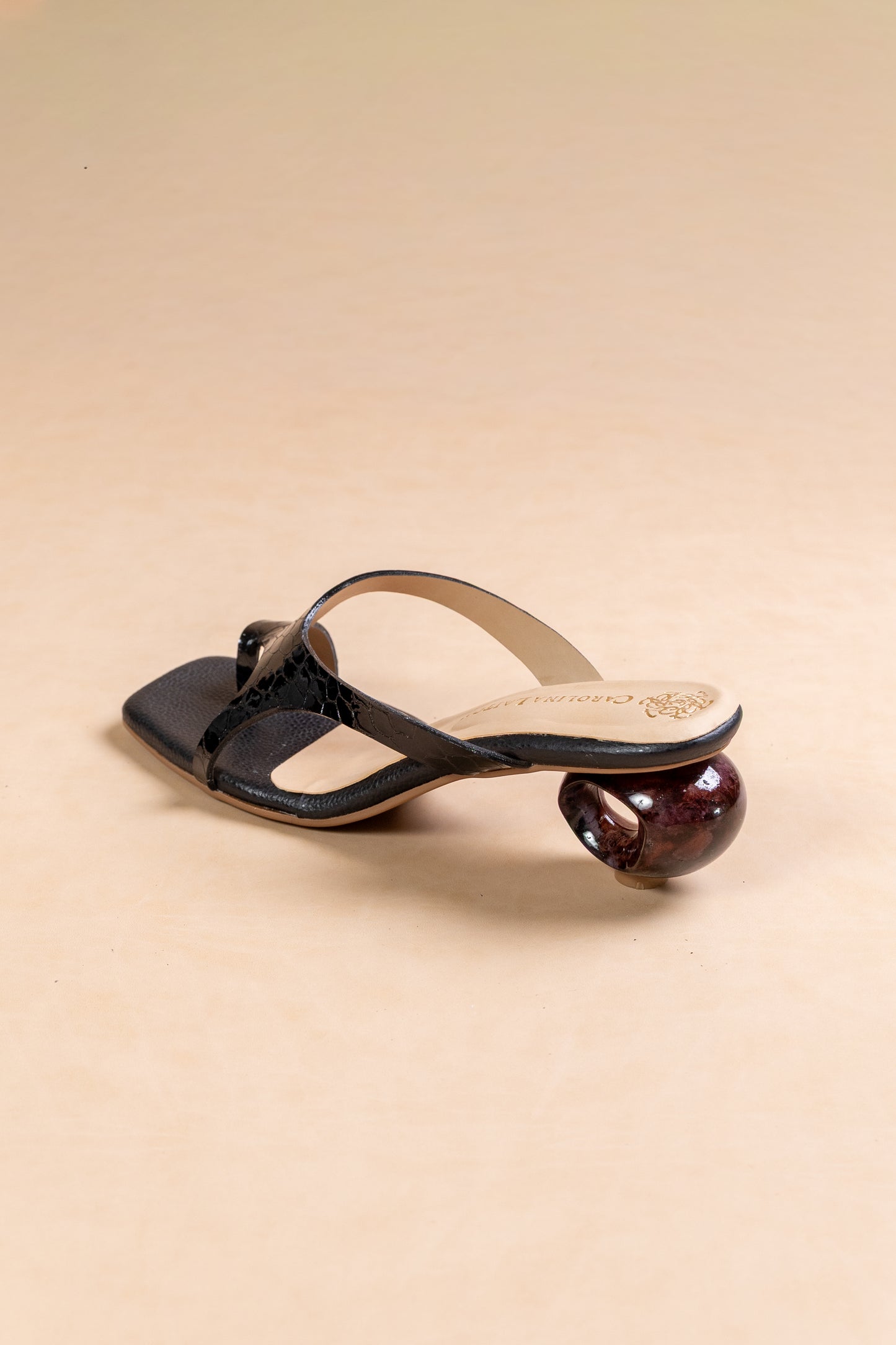 Sandalia Eloisa - Cuero Negro- Tacon 5.5 cm - Carolina Laiton