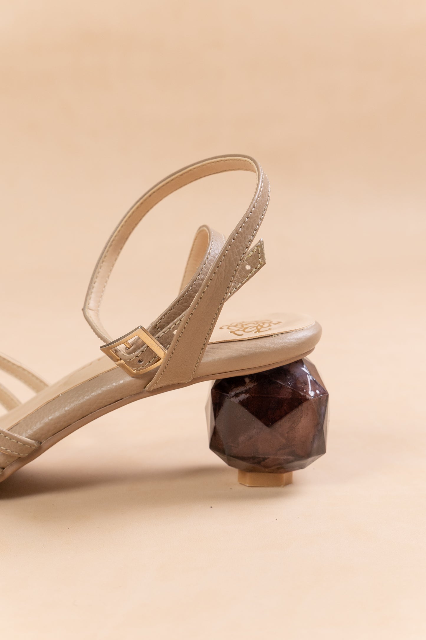 Sandalia Mary - Cuero Almendra- Tacon 5.5 cm - Carolina Laiton