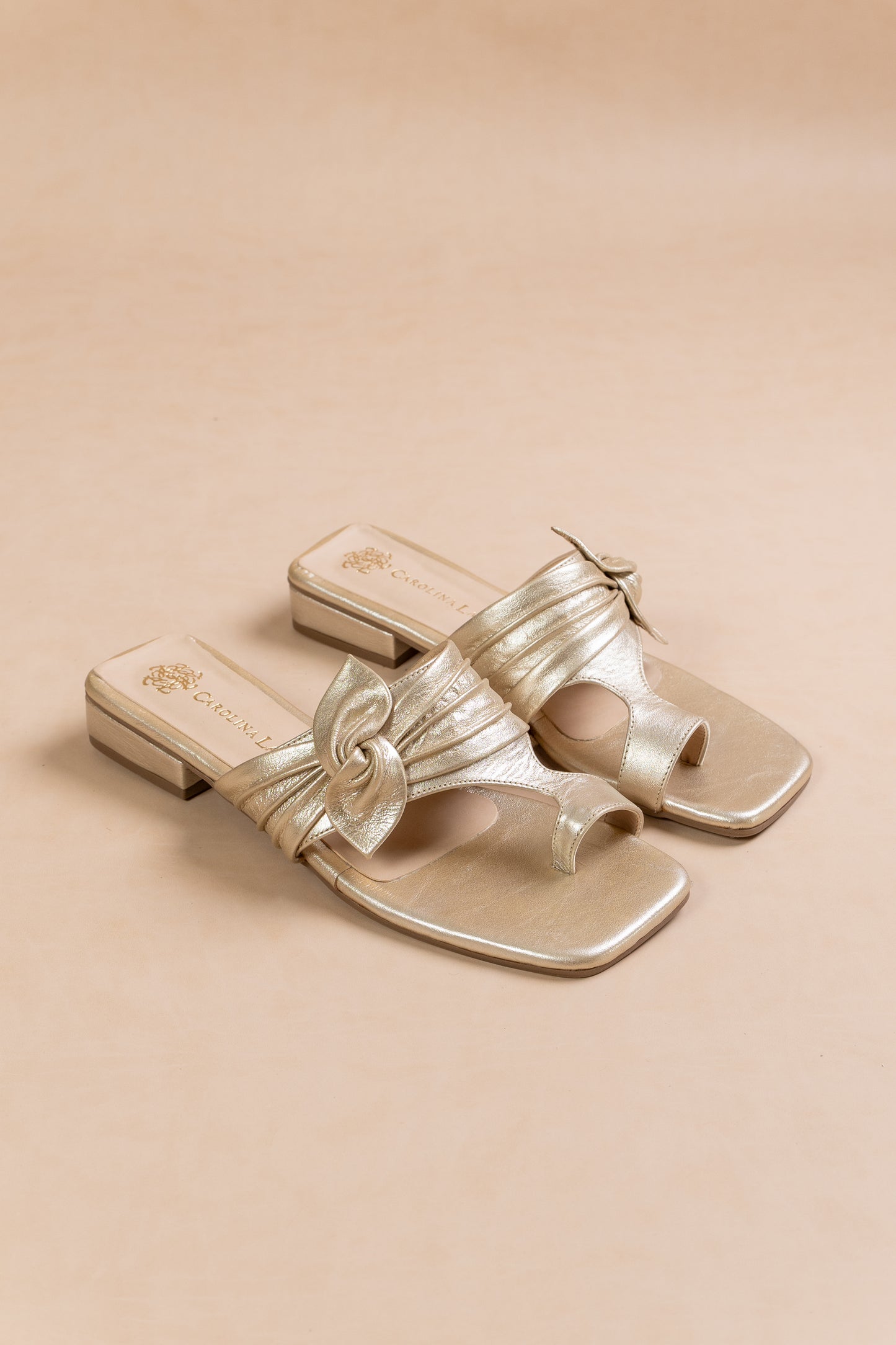 Sandalia Plana Afrodita - Cuero Dorado - tacón 1.5 cm- Carolina Laiton