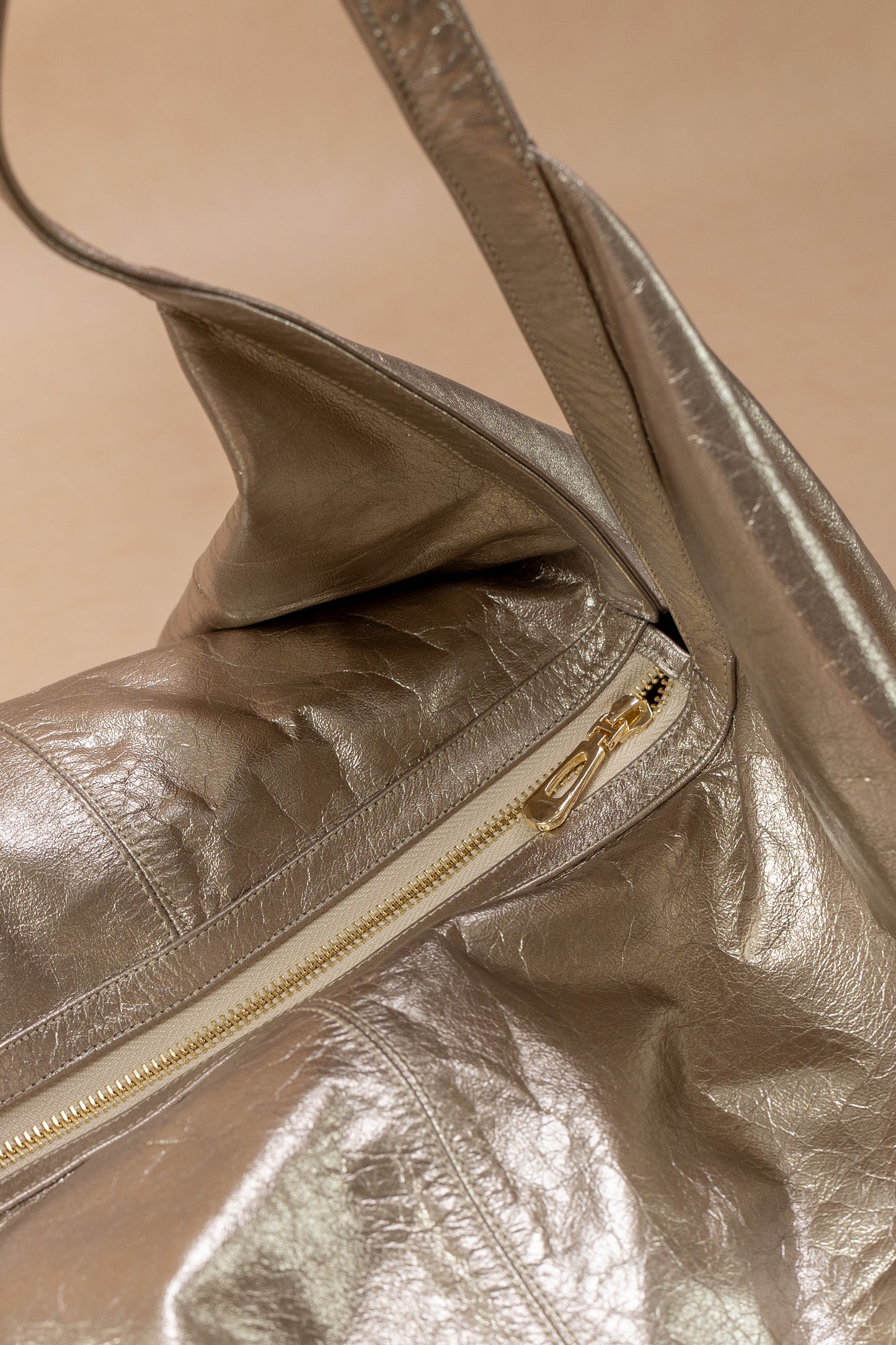 Bolso Samara en Cuero Dorado - Carolina Laiton