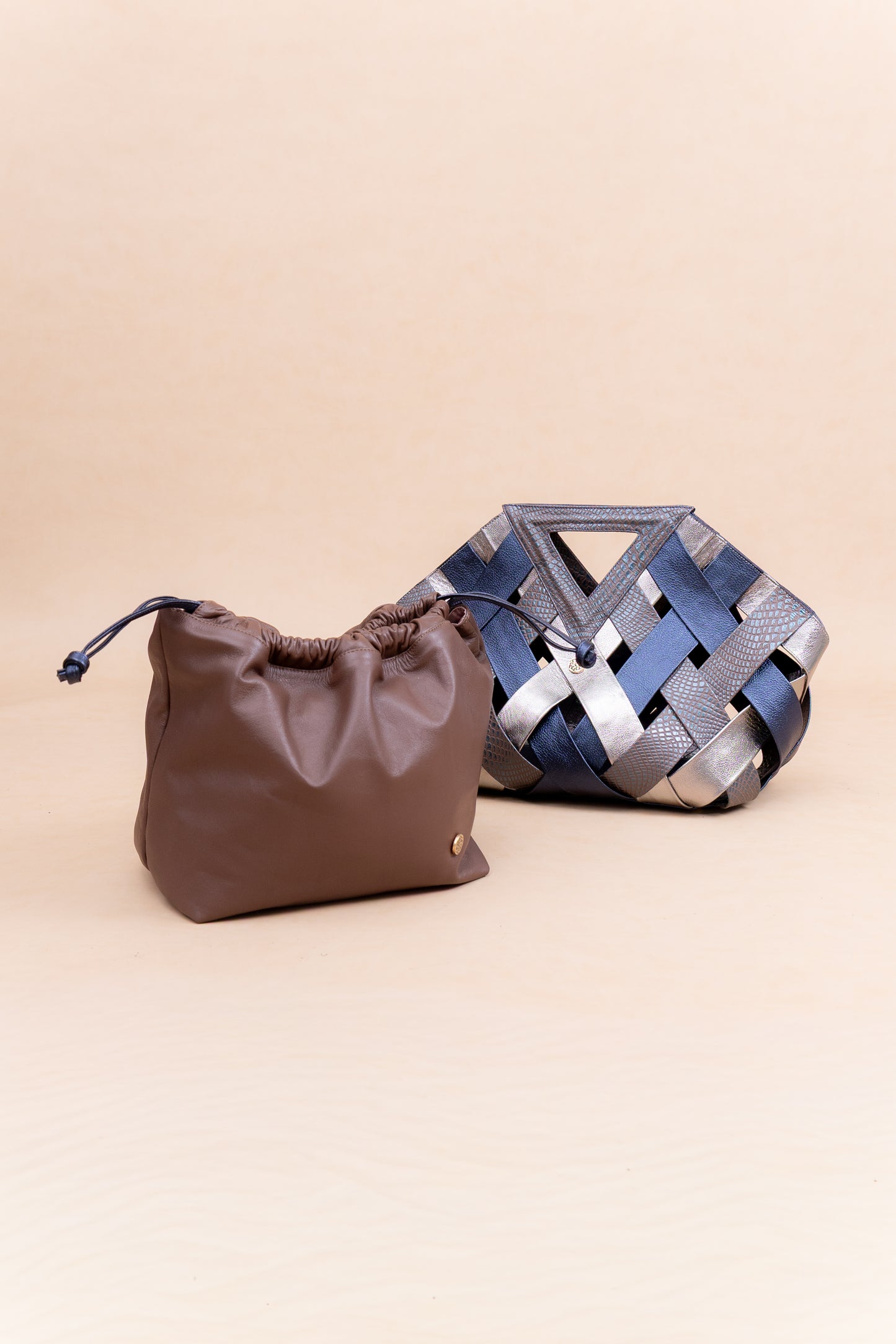 Bolso trazos en Cuero  - Carolina Laiton