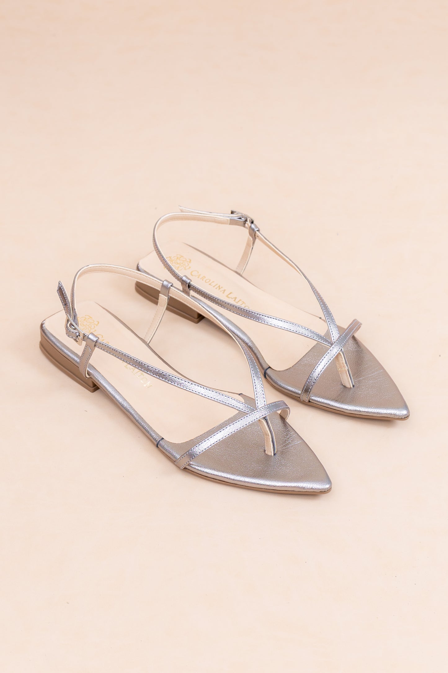 Sandalia Plana Emily - Cuero Plateado - Carolina Laiton