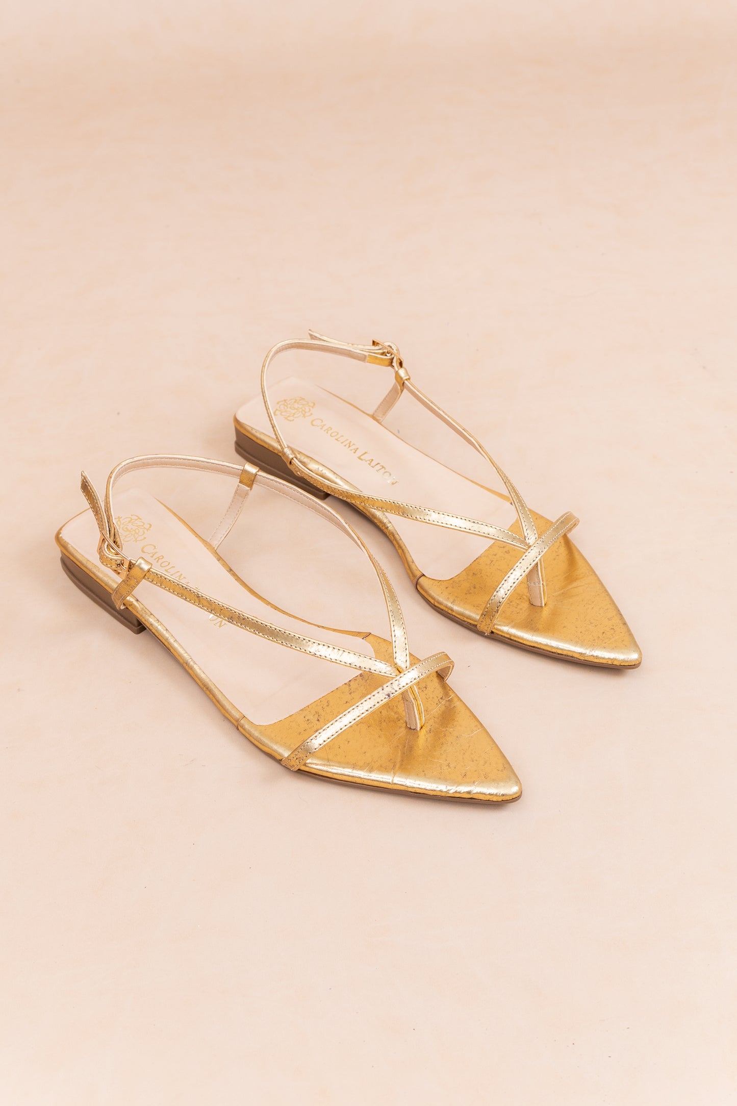 Sandalia Plana Emily - Cuero Oro - Carolina Laiton