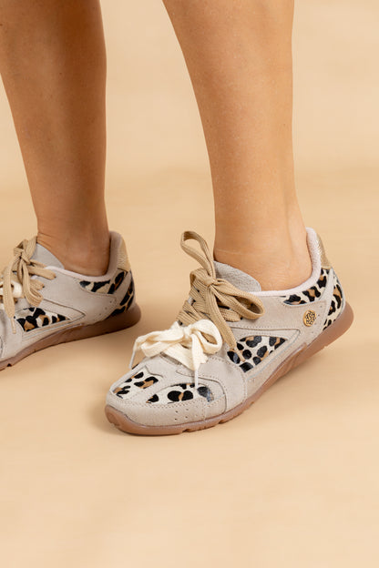 Tenis Aitana- Cuero Taupe - Print doble cordon - Carolina Laiton