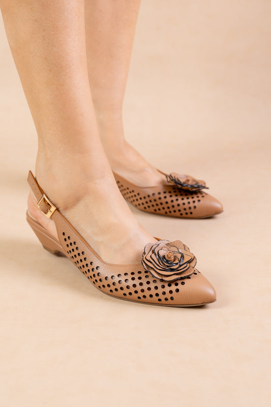 Stiletto Trazo floral Cuero Miel - Tacon kitten heel 3.5 cms- Carolina Laiton