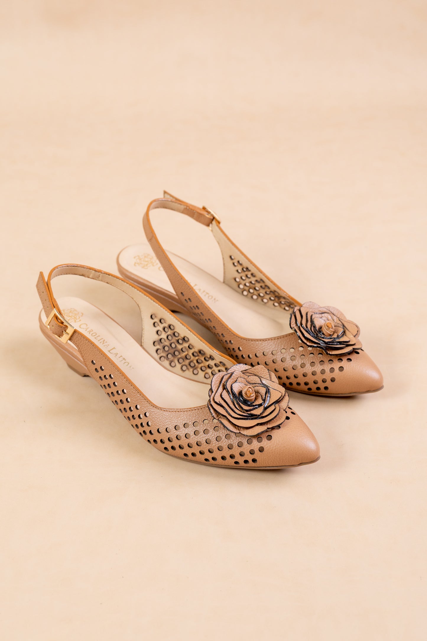 Stiletto Trazo floral Cuero Miel - Tacon kitten heel 3.5 cms- Carolina Laiton