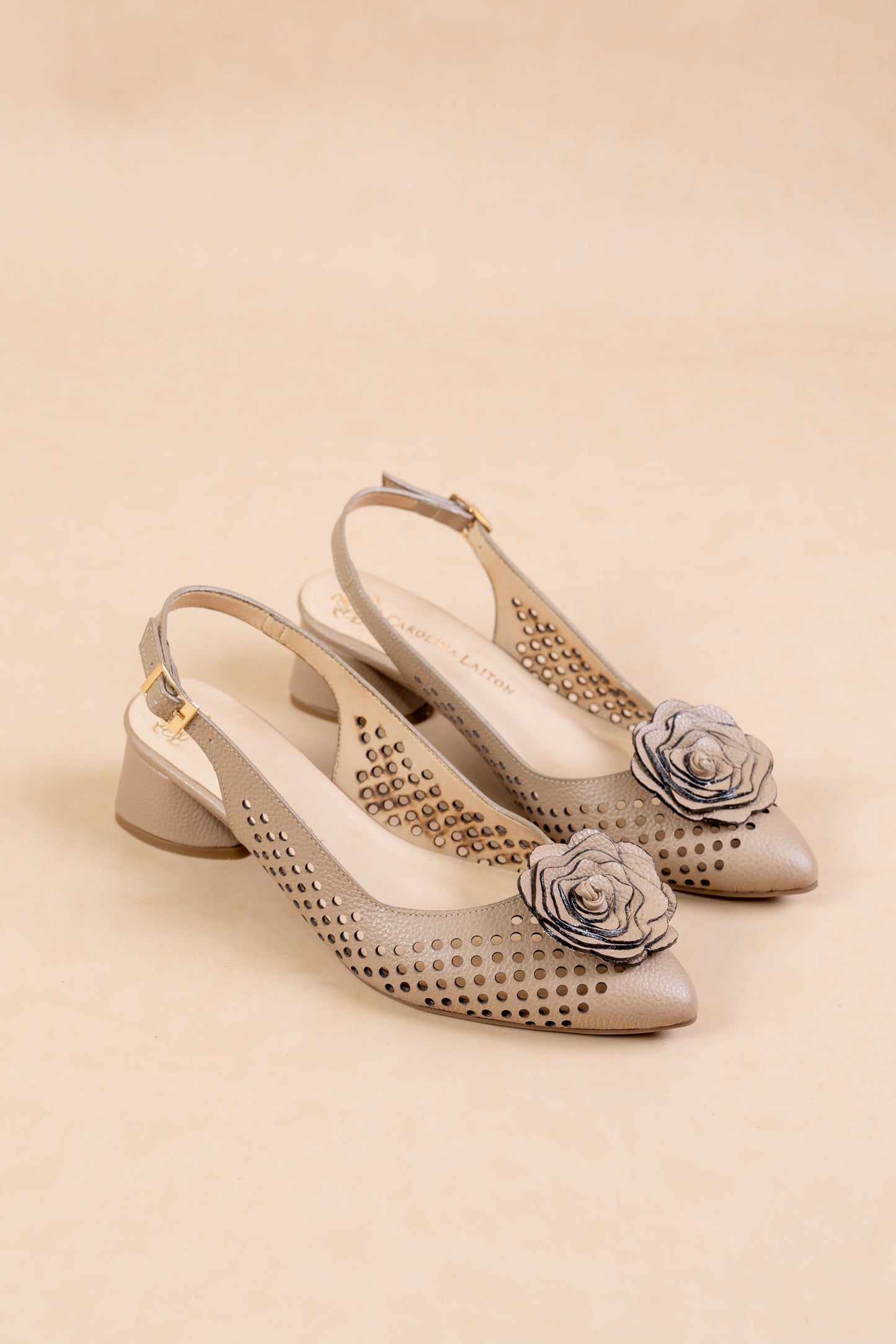 Stiletto Trazo floral Cuero Taupe - Tacon kitten heel 5.5 cms- Carolina Laiton