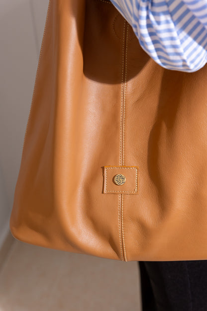 Bolso Amara en Cuero Miel - Carolina Laiton