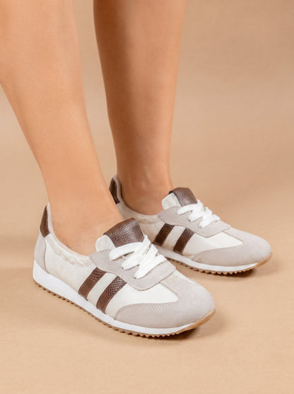 Tenis Gaia: Cuero Beige x Chocolate - Carolina Laiton