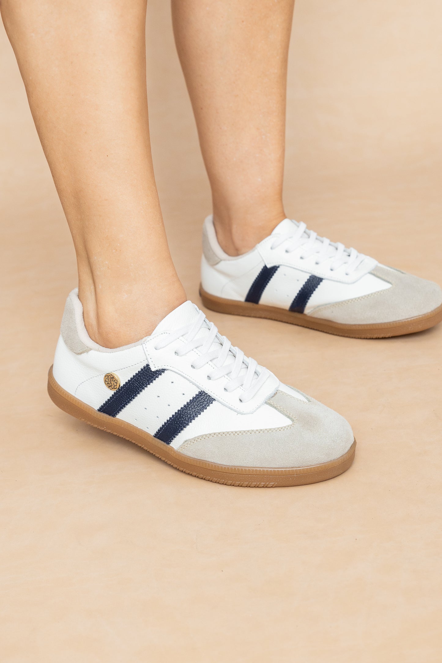 Tenis Elsy Cuero Blanco x Negro - Carolina Laiton